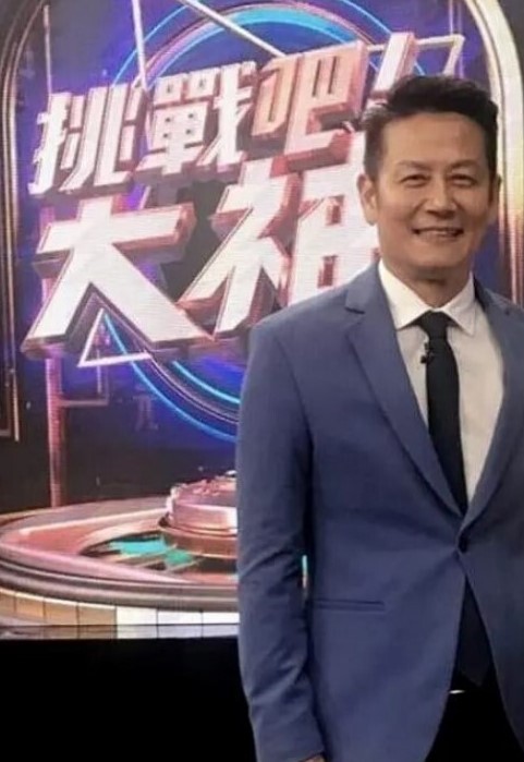 光头大哥的小骚妻露脸激情啪啪给狼友看深喉口交大鸡巴舔硬了不干骚穴干菊花浪叫不止 - 极品女星